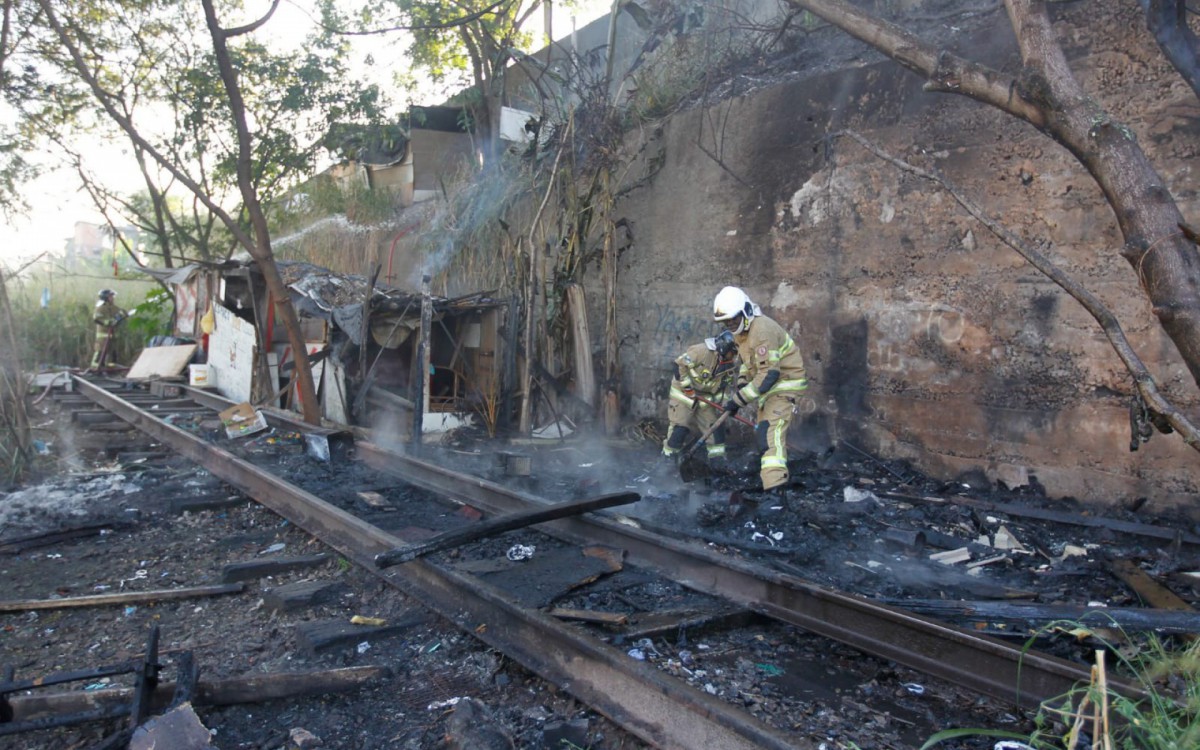 Incêndio destrói barracos próximo a linha férrea na Zona Norte - Reginaldo Pimenta/Agência O Dia