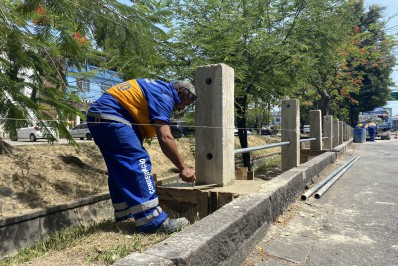 Avenida Jambeiro recebe guarda-corpos ao longo das margens do Rio Valqueire