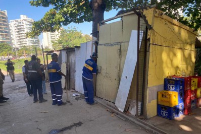 Prefeitura realiza demolição de construções irregulares em Curicica