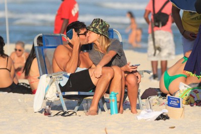 Ex-BBB Bárbara Heck e namorado beijam muito na praia da Barra