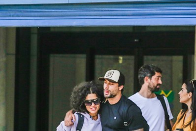 Em clima de romance, Aline Campos e Jesus Luz desembarcam em aeroporto do Rio