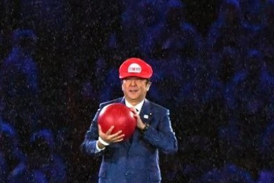 Morto a tiros, ex-premiê se vestiu de Mario Bros em cerimônia de encerramento das Olimpíadas 2016