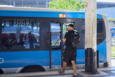 Mulher cai em vão do BRT em estação na Zona Oeste