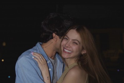 Sarah Poncio posa em clima de romance com o namorado durante festa surpresa