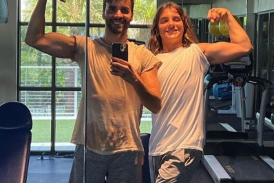Daniel Cady posa na academia acompanhado do filho com Ivete Sangalo