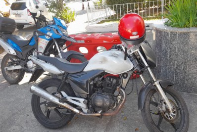 Motocicleta roubada é apreendida no centro de Itaguaí