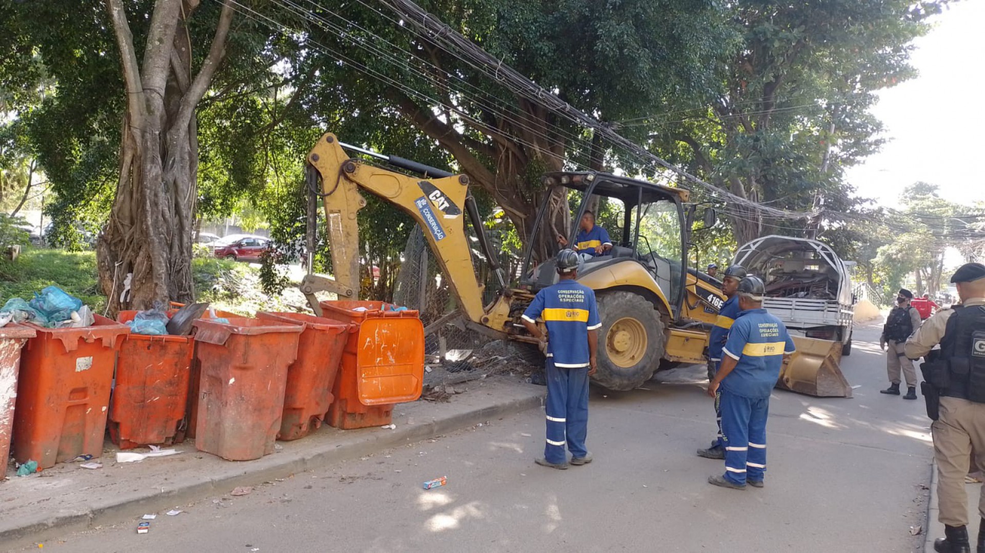 Tamb&eacute;m participam da opera&ccedil;&atilde;o a Secretaria de Conserva&ccedil;&atilde;o, a Guarda Municipal, a Comlurb, a Rio Luz, a Igu&aacute;, a Light e a Pol&iacute;cia Militar - Divulga&ccedil;&atilde;o