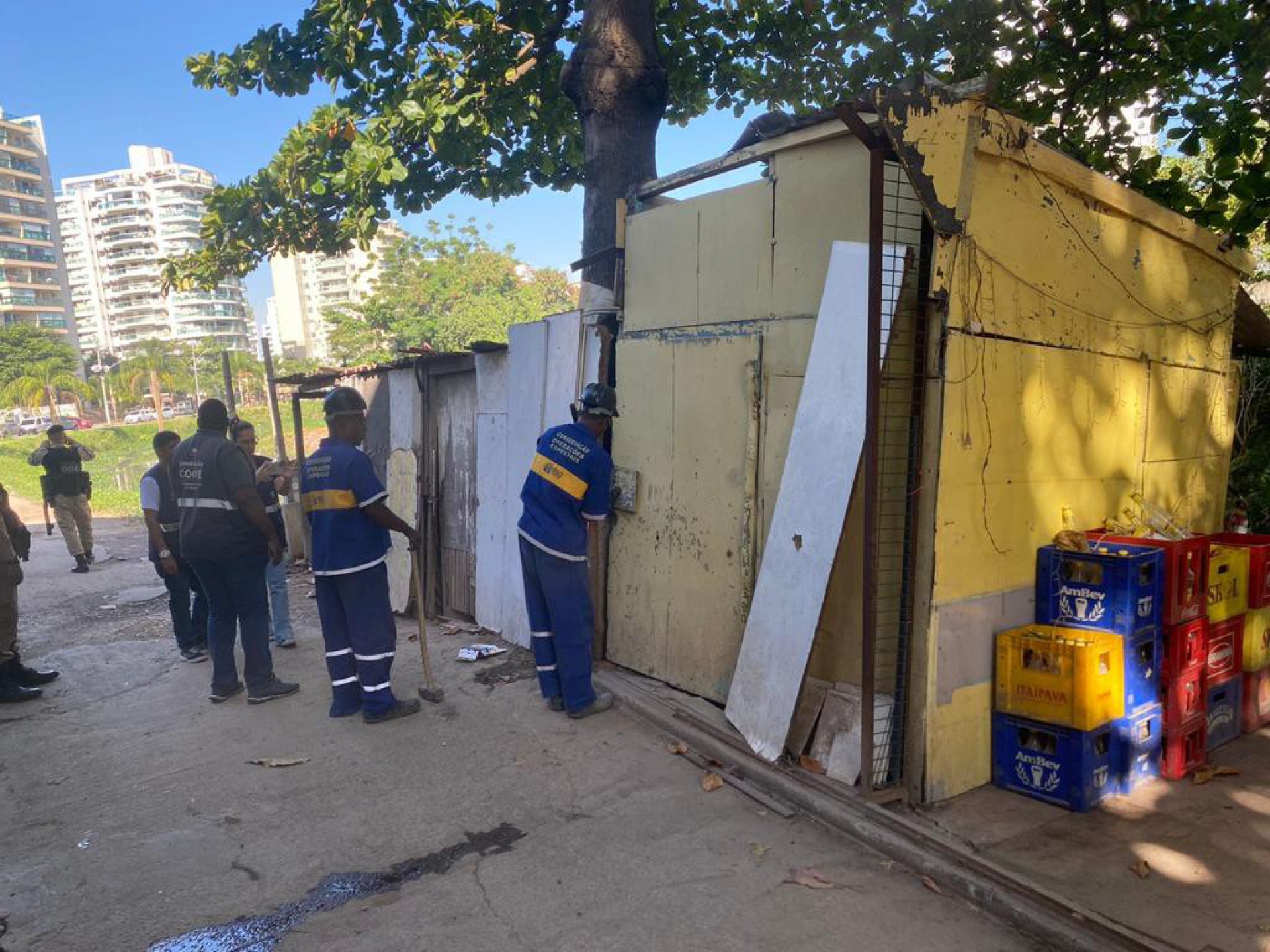 Foram removidos um lava-jato clandestino, um ferro-velho, um depósito, quiosques, além de um lote na margem do rio destinado para o estacionamento de veículos - Divulgação