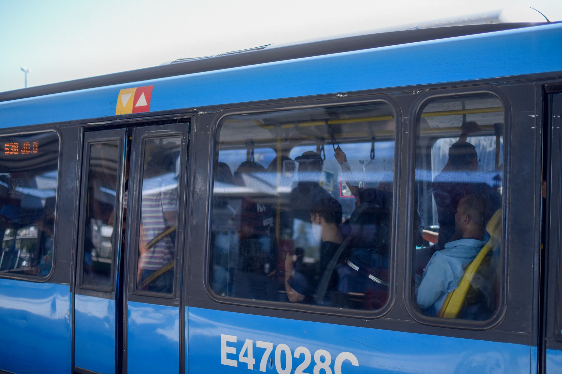 De acordo com a Mobi-Rio, a passageira caiu ao tentar pegar o articulado