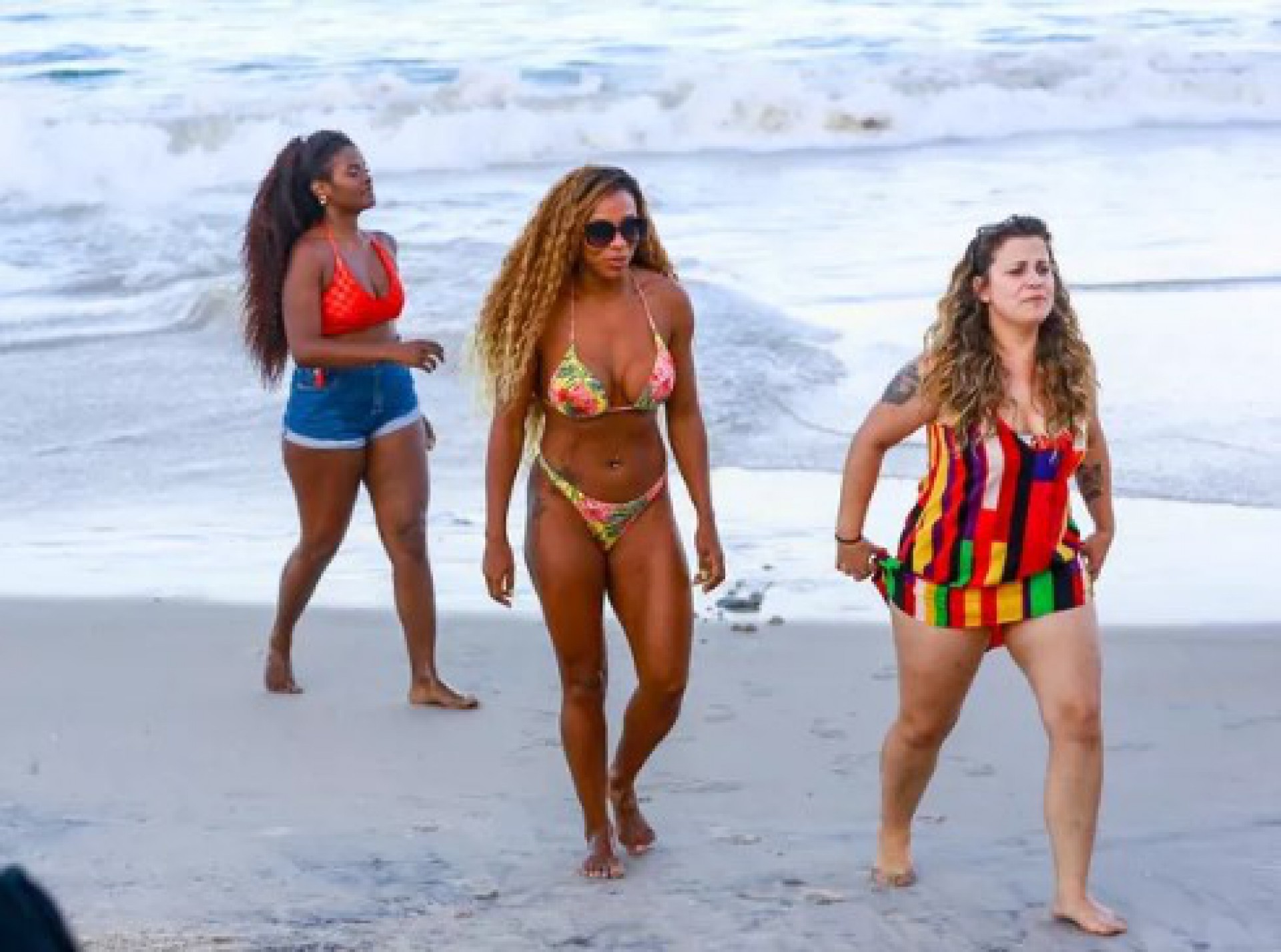 Ex-participantes de 'No Limite' curtem dia de praia no Rio - Victor Chapetta - Agnews