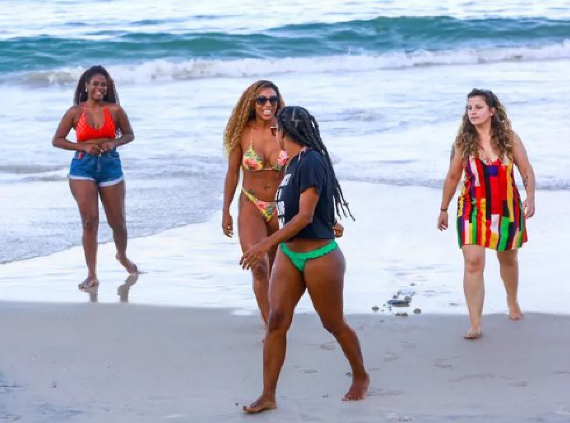 Ex-participantes de 'No Limite' curtem dia de praia no Rio - Victor Chapetta - Agnews