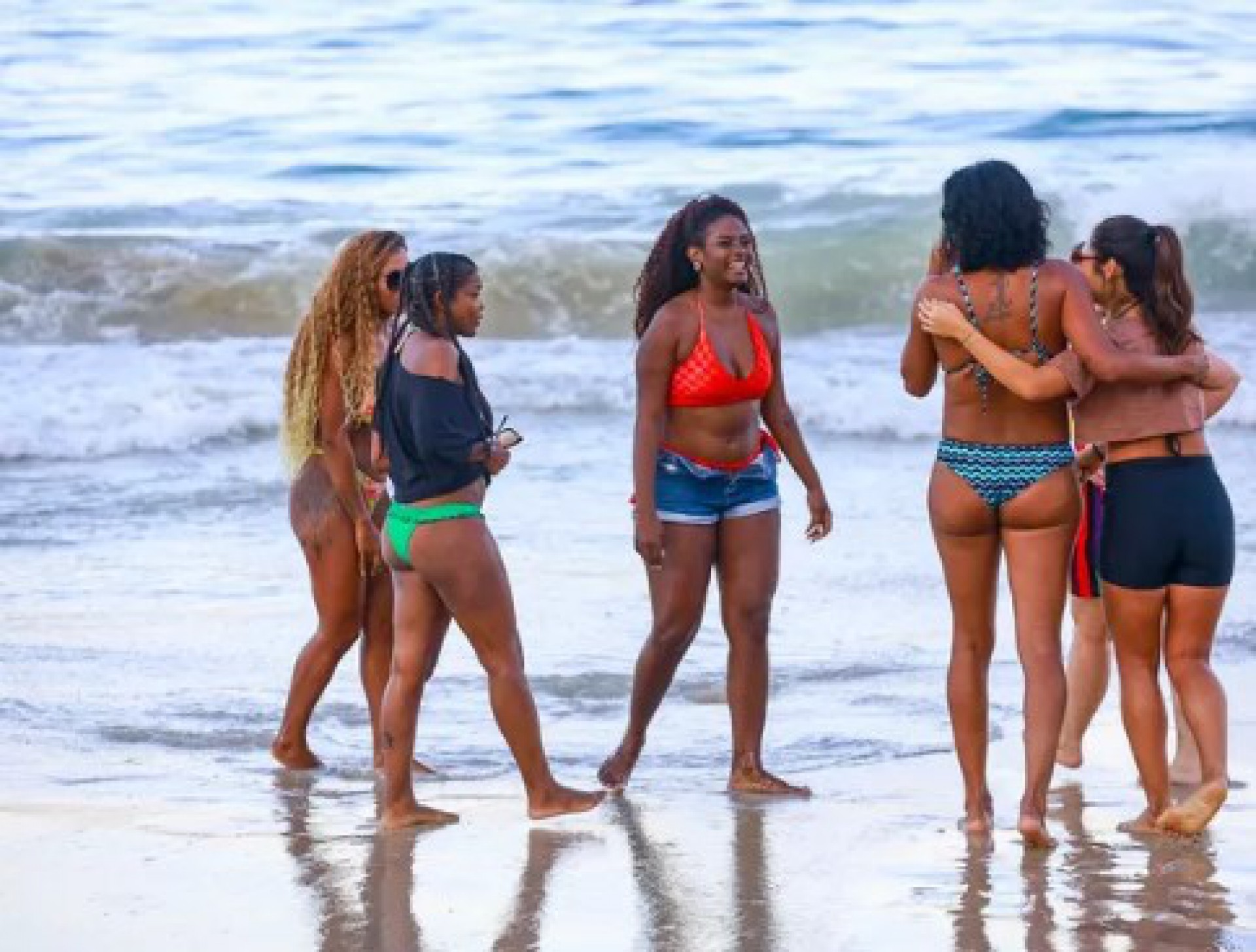 Ex-participantes de 'No Limite' curtem dia de praia no Rio - Victor Chapetta - Agnews