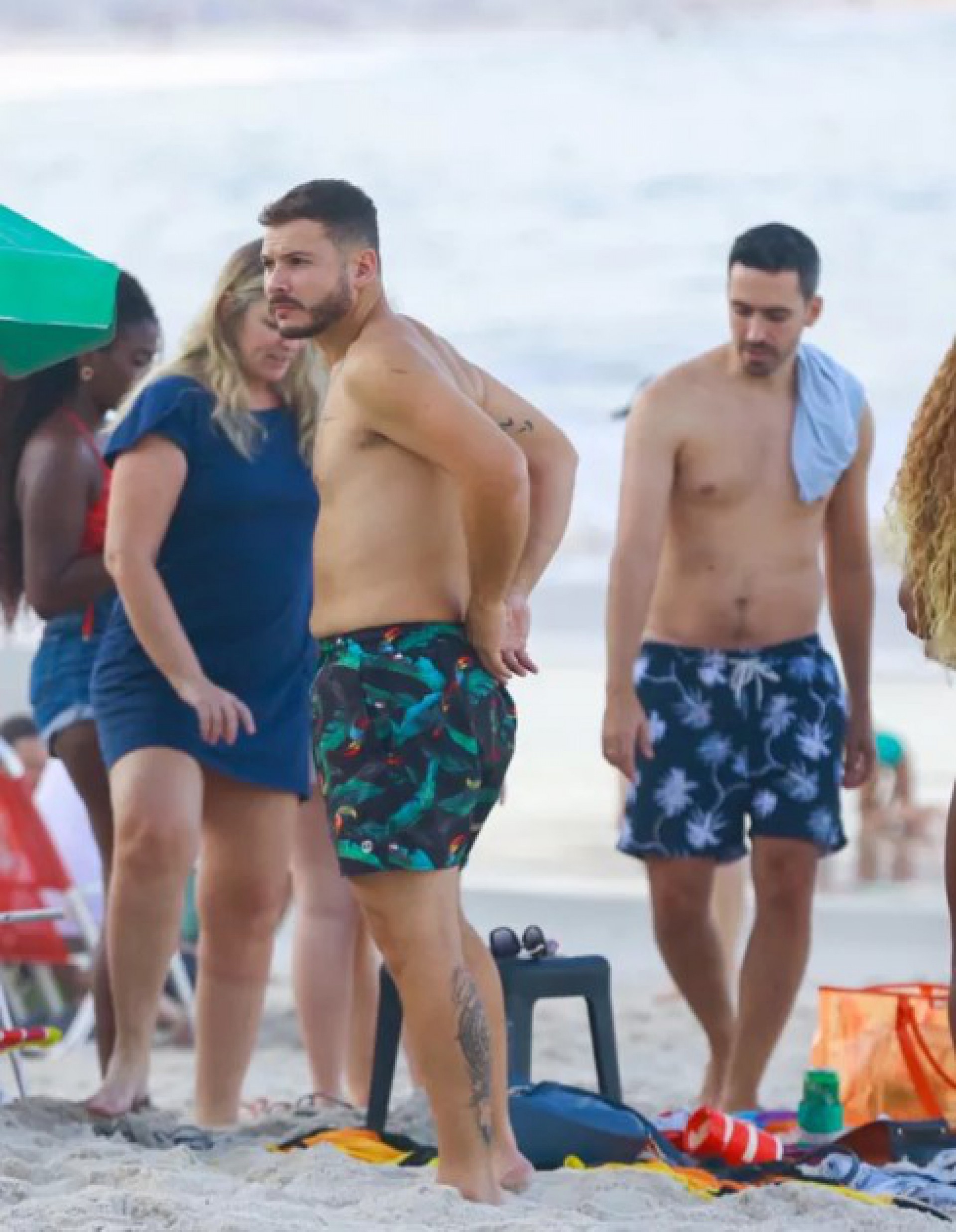 Ex-participantes de 'No Limite' curtem dia de praia no Rio - Victor Chapetta - Agnews