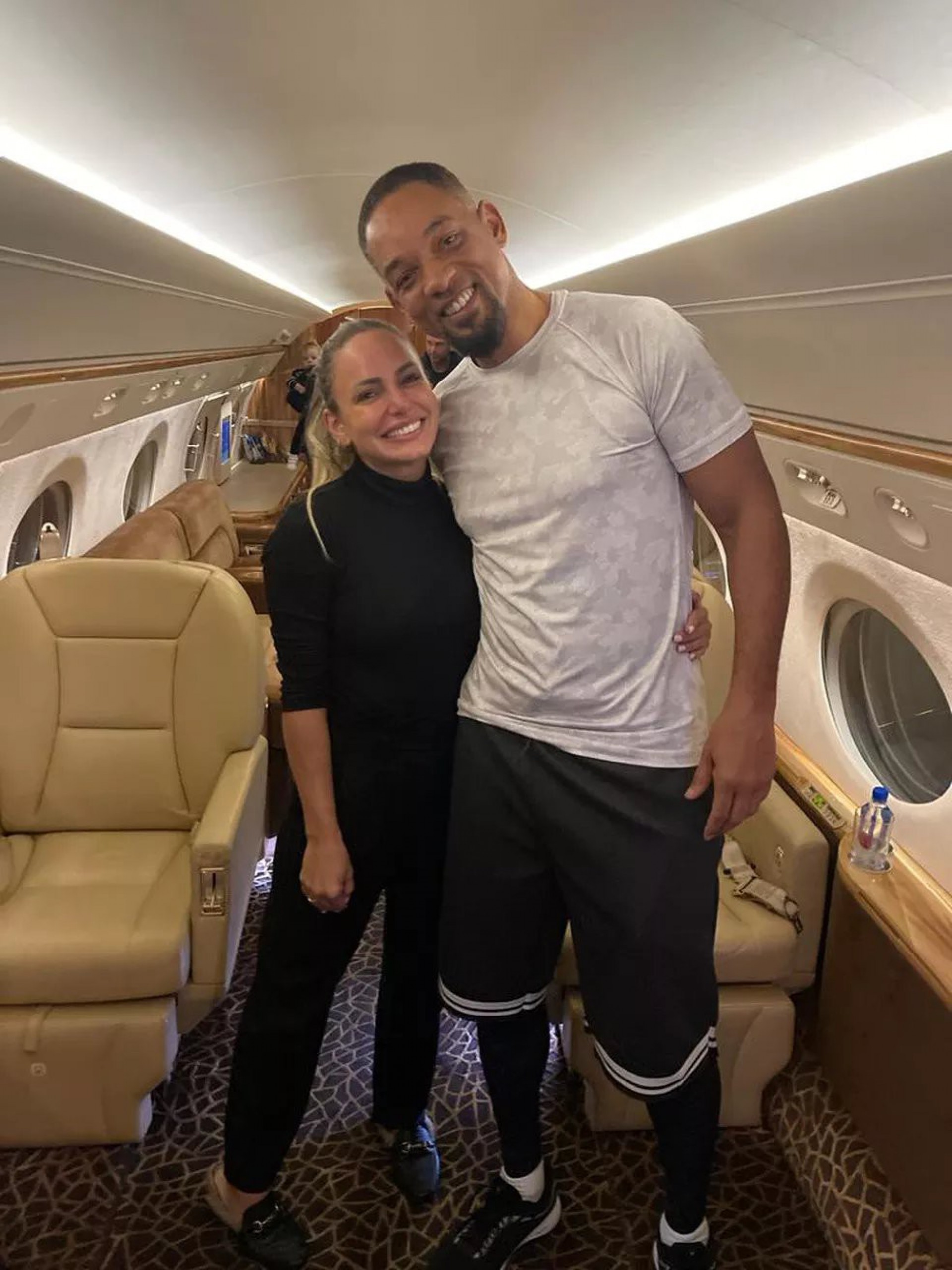 Indy Santos é comissária de bordo e já trabalhou em voos de famosos como Will Smith - Reprodução/Instagram