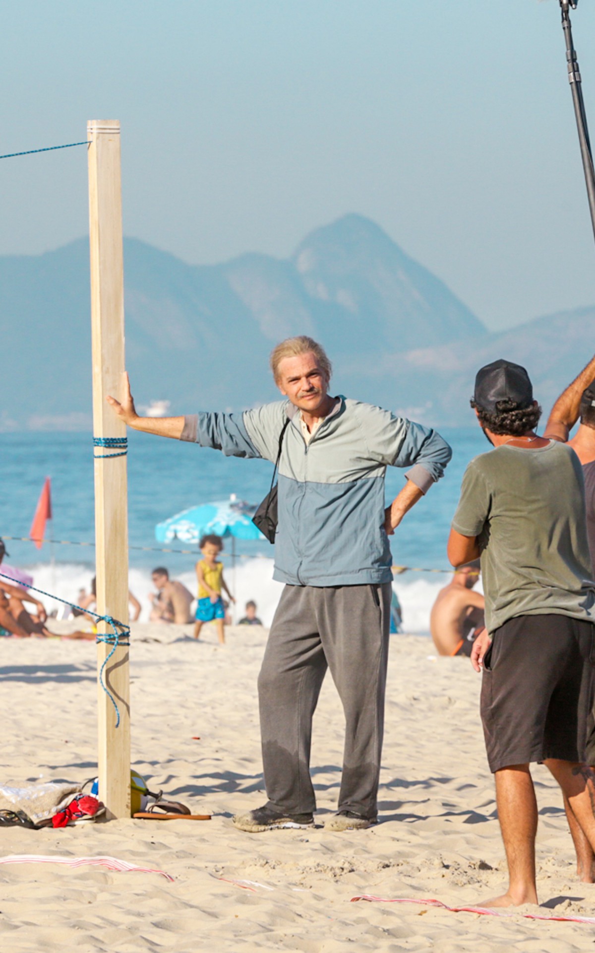 Emilio Dantas grava cenas de s&eacute;rie em praia da Zona Sul