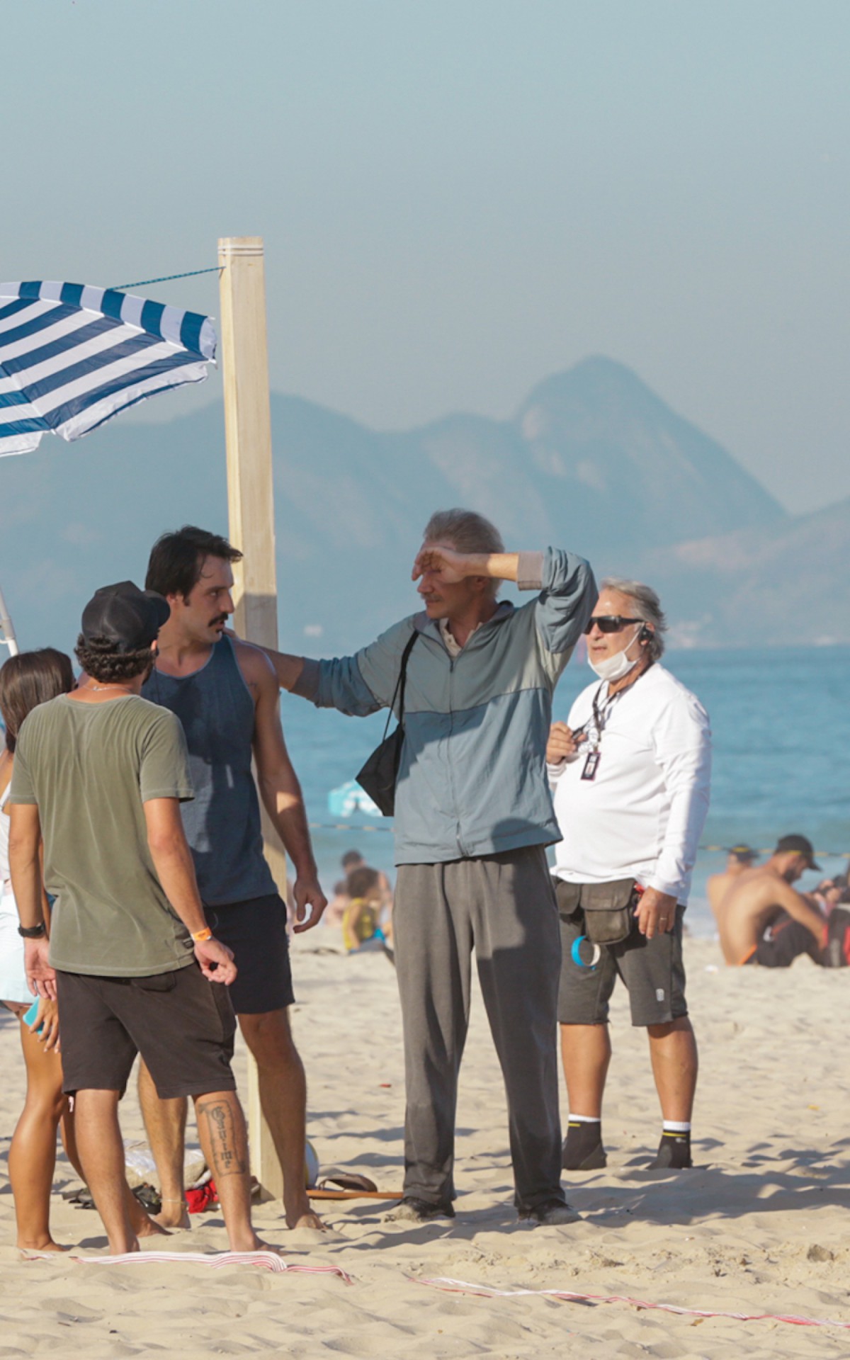 Emilio Dantas grava cenas de s&eacute;rie em praia da Zona Sul