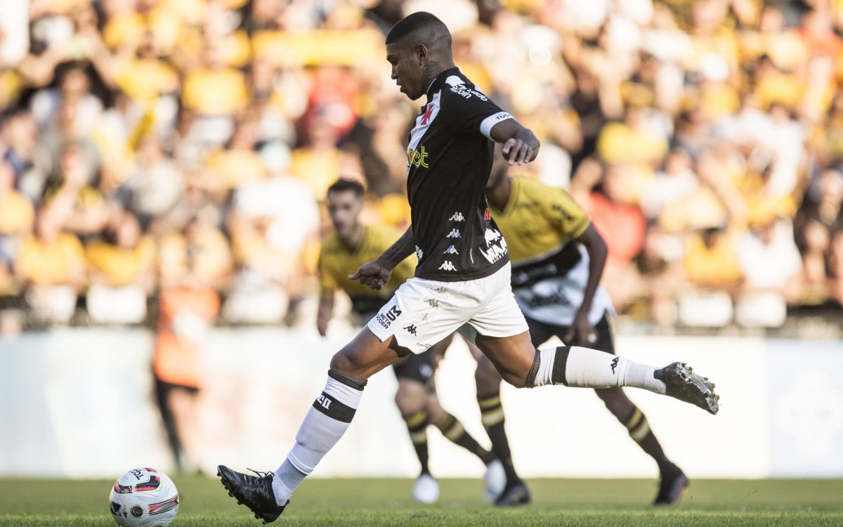 Raniel cobra p&ecirc;nalti e marca para o Vasco