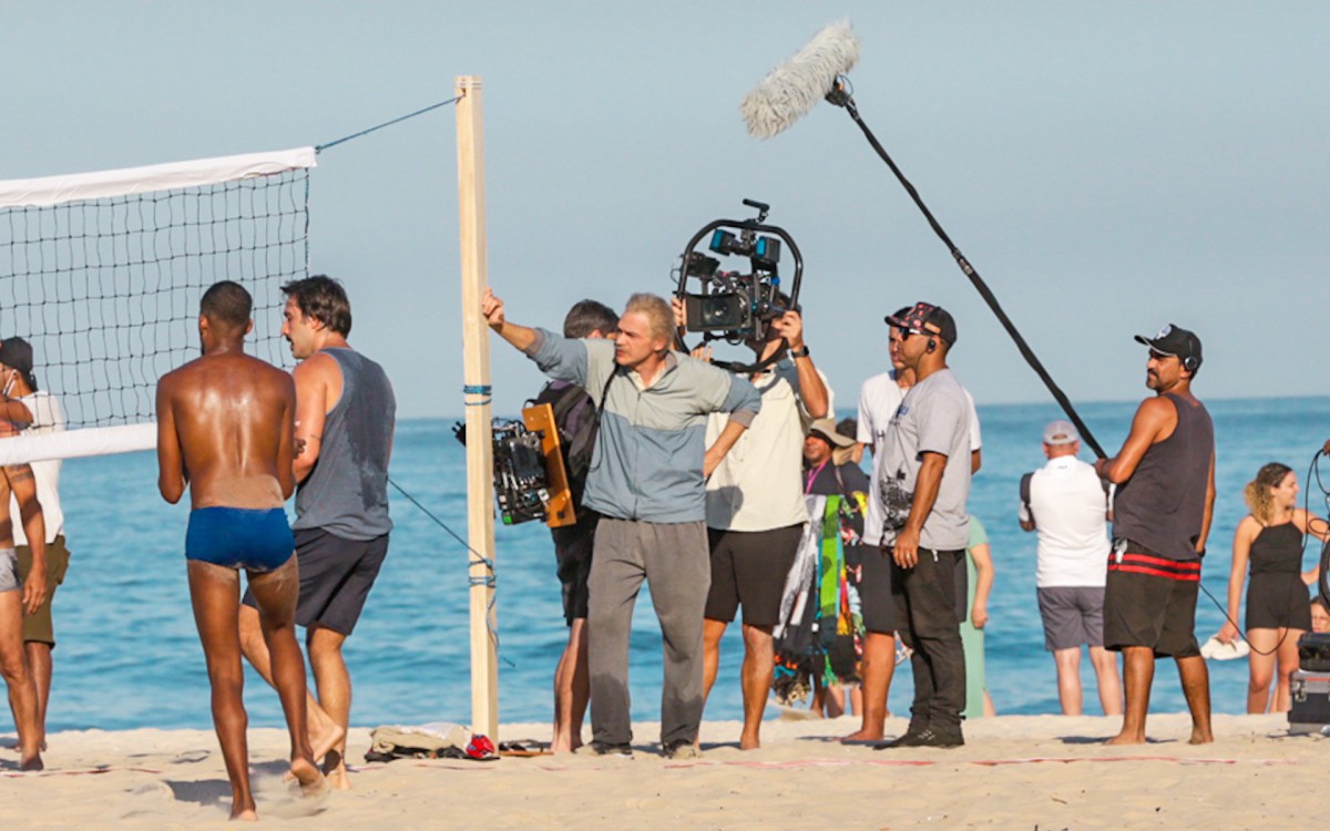 Emilio Dantas grava cenas de s&eacute;rie em praia da Zona Sul