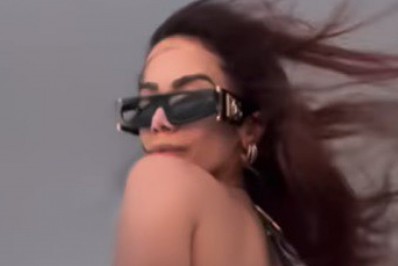 De biquíni fio-dental, Anitta exibe as curvas em passeio de iate