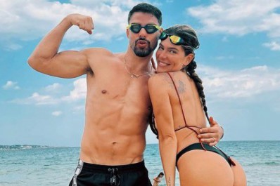 Mariana Goldfarb e Cauã Reymond se divertem em praia da Itália