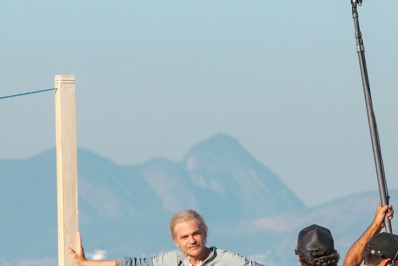 Irreconhecível! Emilio Dantas grava série em praia do Rio