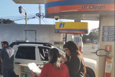 Procon fiscaliza postos de combustíveis para verificar se redução de preços está sendo cumprida