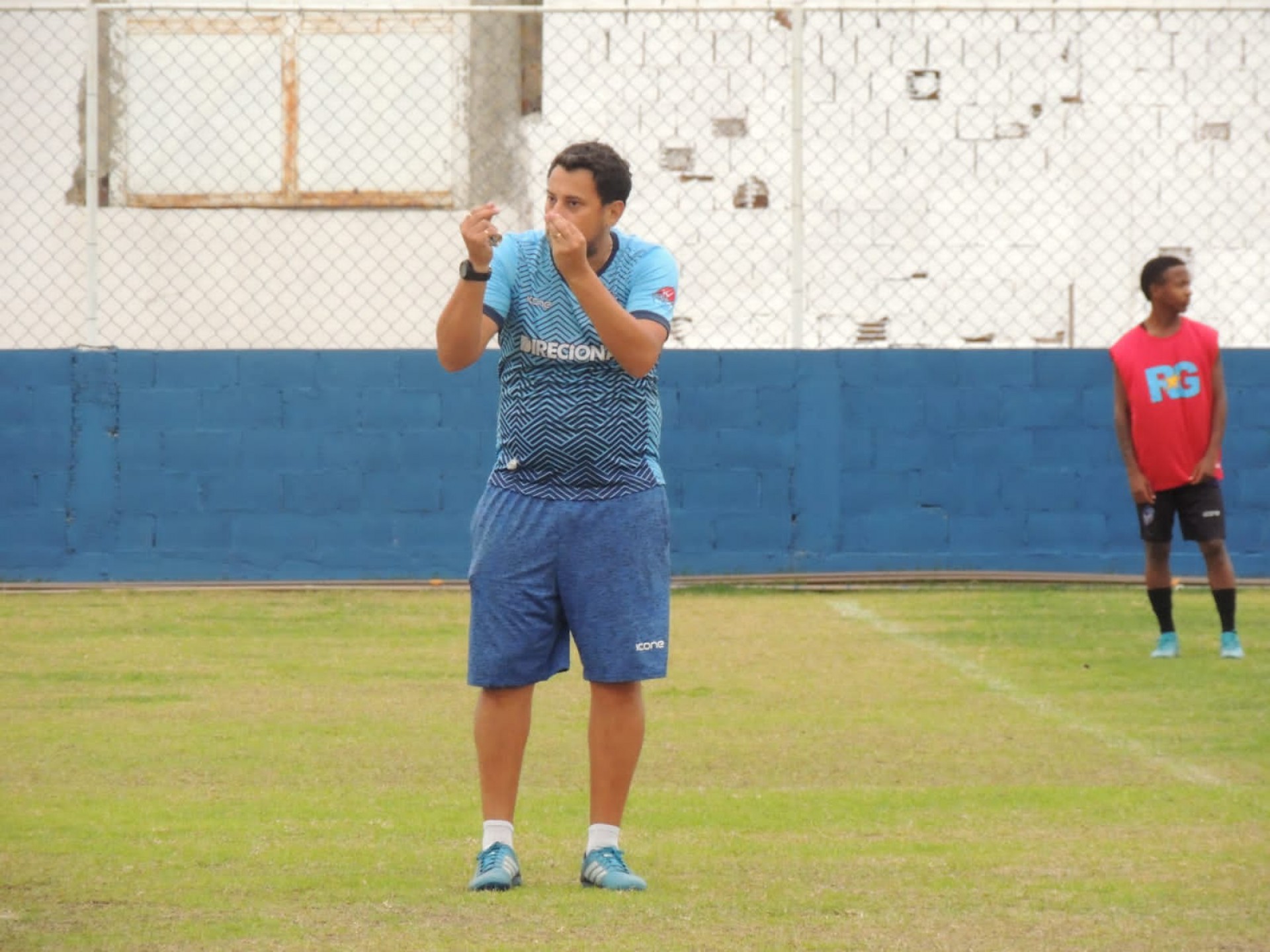 O técnico Diego Brandão treinando os jogadores do profissional - Divulgação