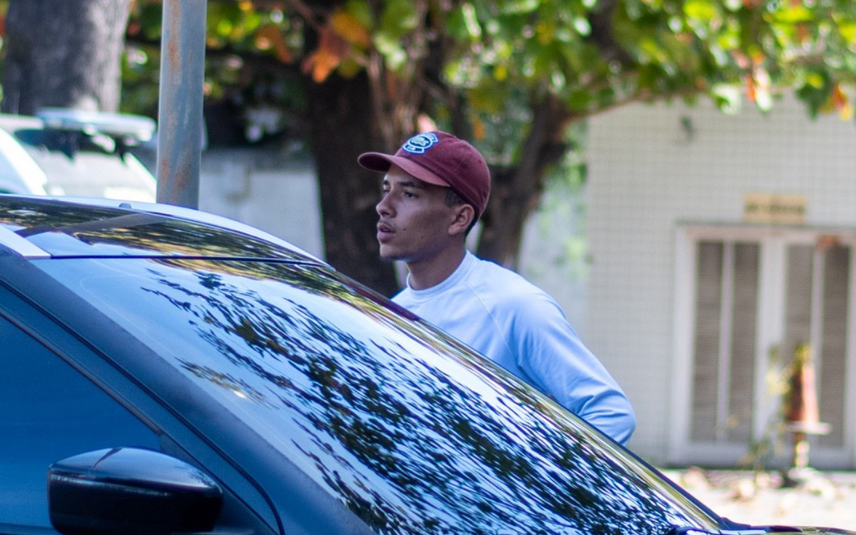 Familiares do jovem compareceram ao IML neste domingo