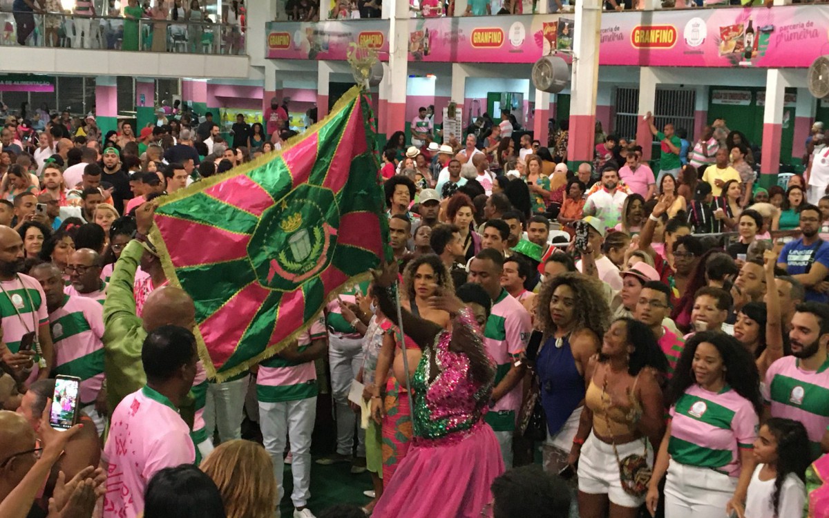 Matheus e Cintya, novo casal da Mangueira, se apresenta pela primeira vez na quadra