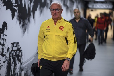 Dorival Júnior minimiza erro de Rodinei e vê partida equilibrada entre Corinthians e Flamengo