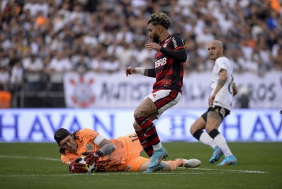 Rodinei faz gol contra, e Flamengo acaba derrotado pelo Corinthians em São Paulo