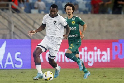Em jogo morno, Botafogo termina partida com nove jogadores e perde para o Cuiabá