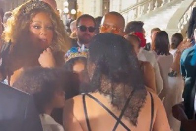 Anitta marca presença em desfile de grife na Itália e reencontra Mariah Carey