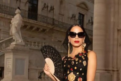 Anitta marca presença em desfile de grife na Itália e reencontra Mariah Carey