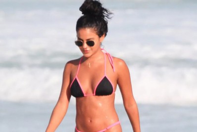 Bella Campos curte dia de praia com amigos 