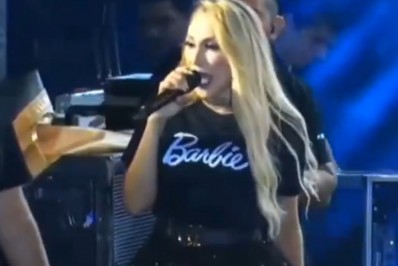 Taty Girl interrompe show para impedir agressão contra mulher