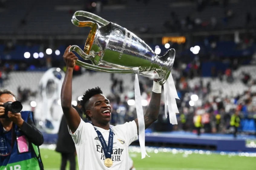 Vinicius Júnior renova com o Real Madrid até 2027