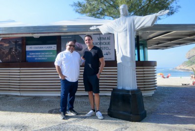 Padre Omar abençoa quiosque em homenagem à Guido Schäffer na orla do Recreio