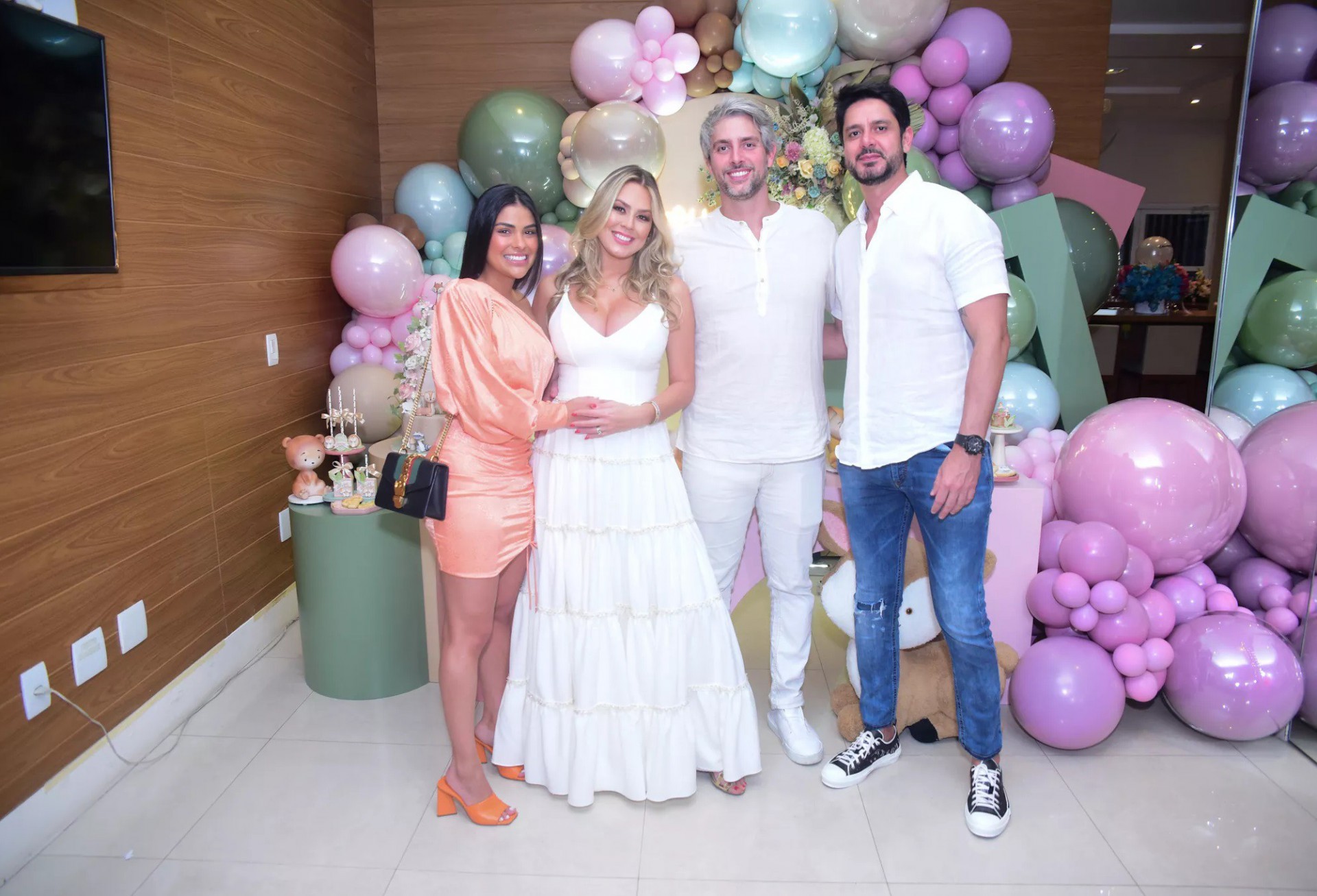 Isabella Cecchi e Pedro Ordunã ao lado de Munik Nunes e Paulinho Simão - Foto: Leo Franco/AgNews