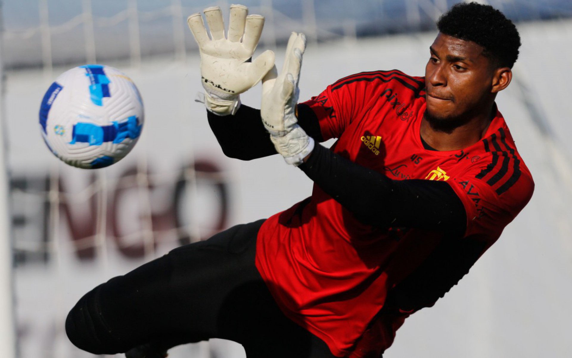 Hugo Souza tem contrato com o Flamengo até dezembro de 2025 - Gilvan de Souza/C.R. Flamengo