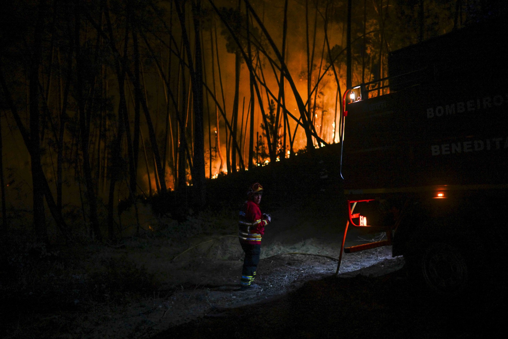 Cerca de 1.500 bombeiros foram mobilizados para apagar três incêndios florestais que duram mais de 48 horas no centro e norte de Portugal.  - AFP