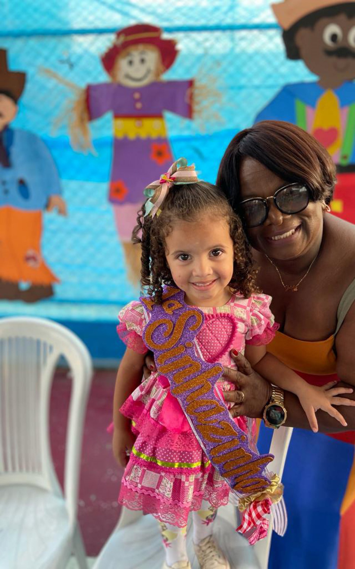 Diretora Marilene coroando a Sinhazinha Geovanna Azevedo   