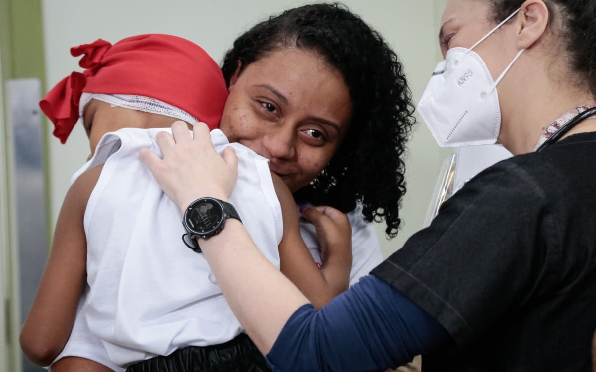 Alice Rocha, de 4 anos, recebe alta do Hospital Municipal Miguel Couto, no Leblon, Zona Sul do Rio - Edu Kaps/ SMS-Rio