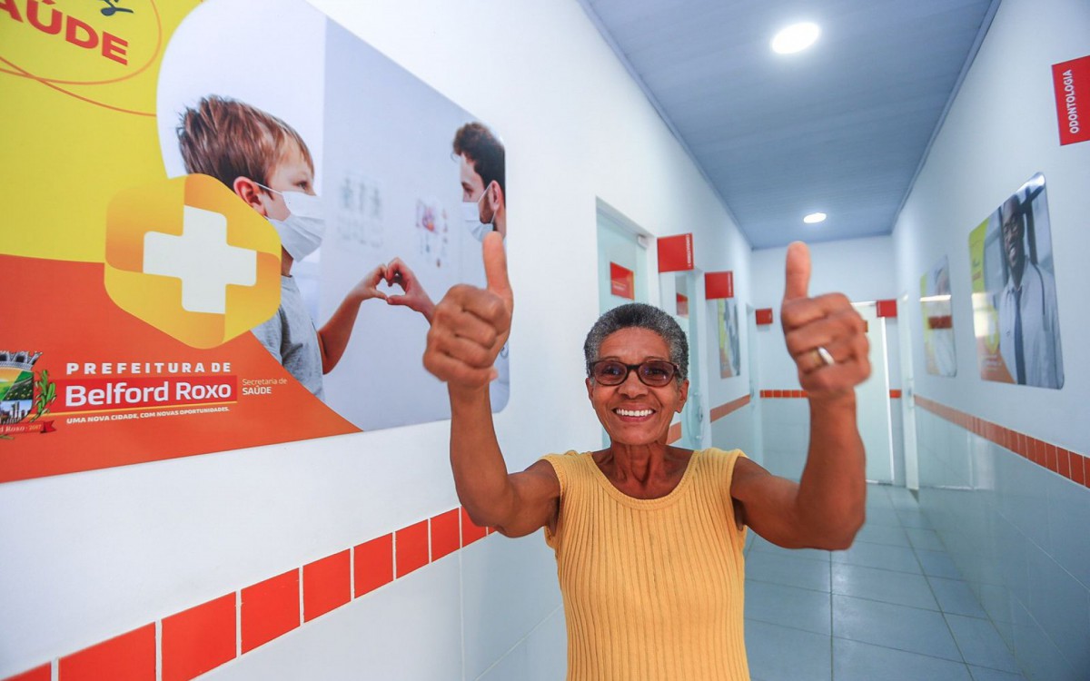 A aposentada Clara de Oliveira Medeiros comemorou a inaugura&ccedil;&atilde;o da USF Nivaldo Moura