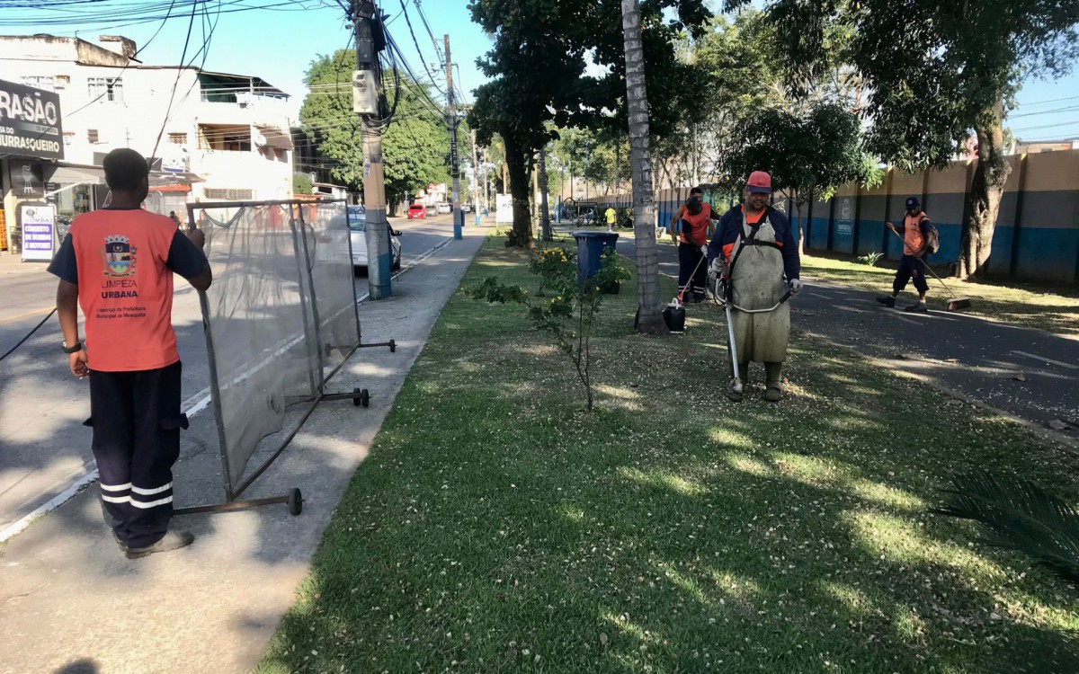 Agentes realizaram os servi&ccedil;os de capina e varri&ccedil;&atilde;o