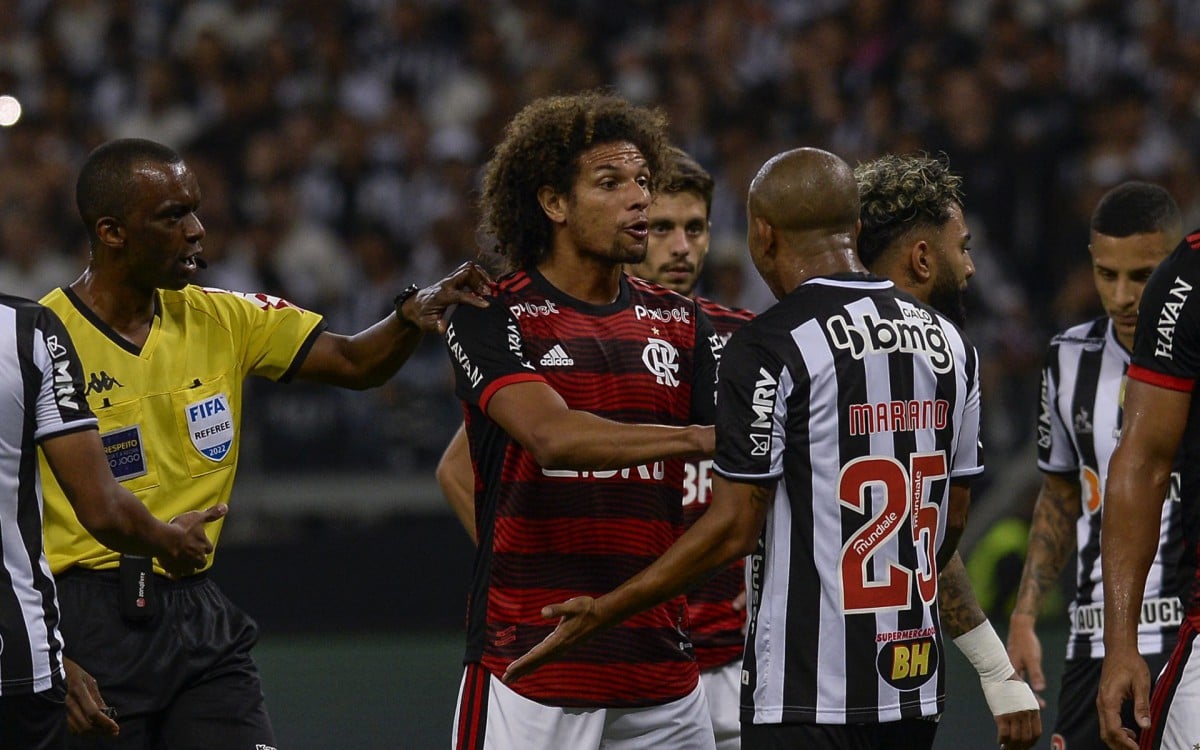 Jogadores de Flamengo e Atlético-MG discutem no duelo de ida das oitavas de final da Copa do Brasil