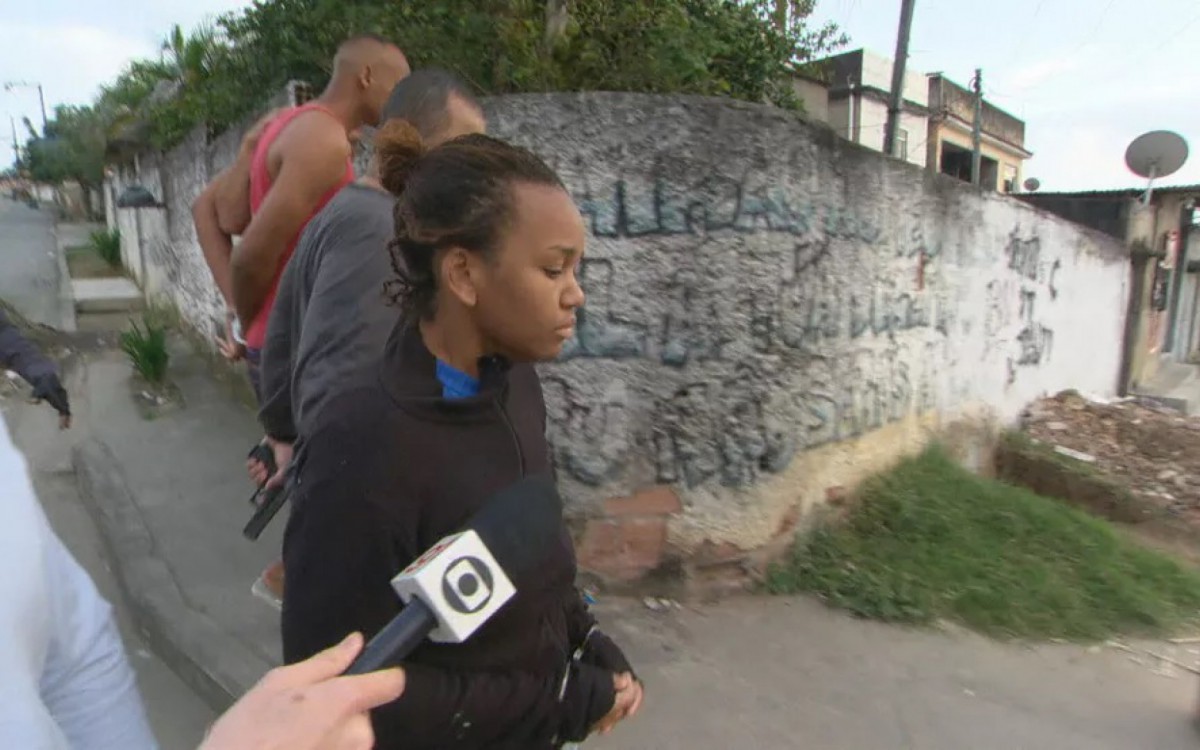 Suelen da Conceição Almeida, mãe de Kauã, e o padrasto, Alan Ferreira da Silva, no momento da prisão - fotos Reprodução/TV Globo