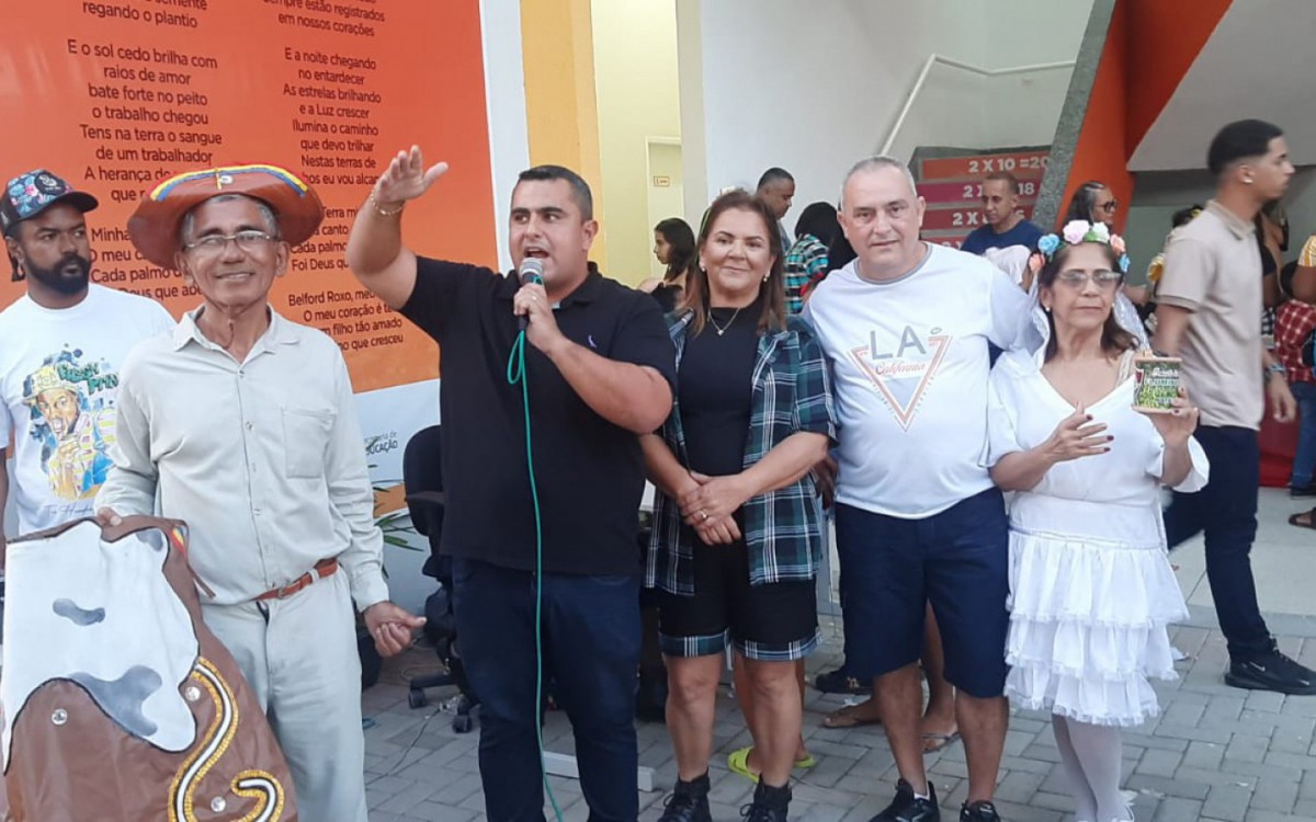 Secret&aacute;rio de Esporte e Lazer, Rodrigo Gomes com equipe da E.M. Mariano Passos