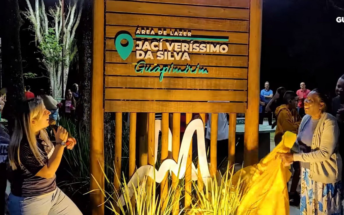 A pra&ccedil;a reformada ganhou mais do que obras, recebeu uma placa com o nome do local