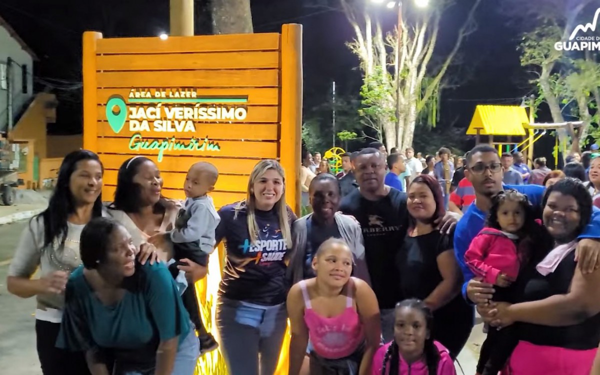 Moradores da regi&atilde;o compareceram na cerim&ocirc;nia de entrega das obras da pra&ccedil;a